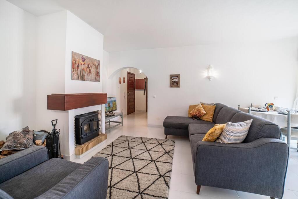 Spacious Two Bedroom Apt, 200M From The Beach Карвоейро Екстериор снимка