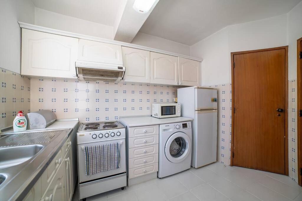 Spacious Two Bedroom Apt, 200M From The Beach Карвоейро Екстериор снимка
