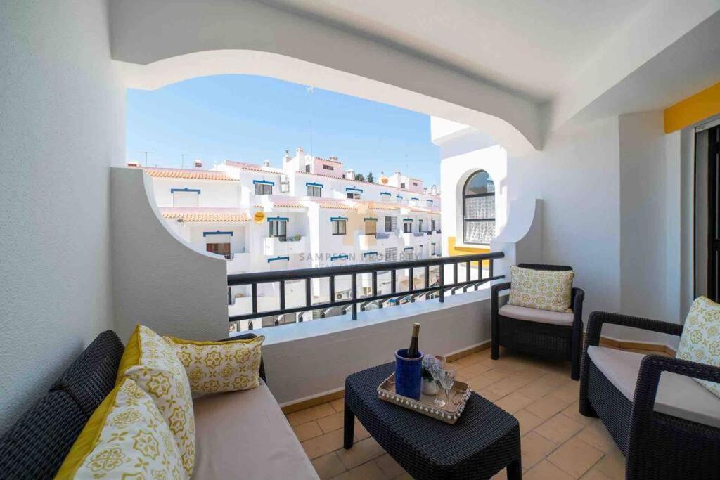 Spacious Two Bedroom Apt, 200M From The Beach Карвоейро Екстериор снимка